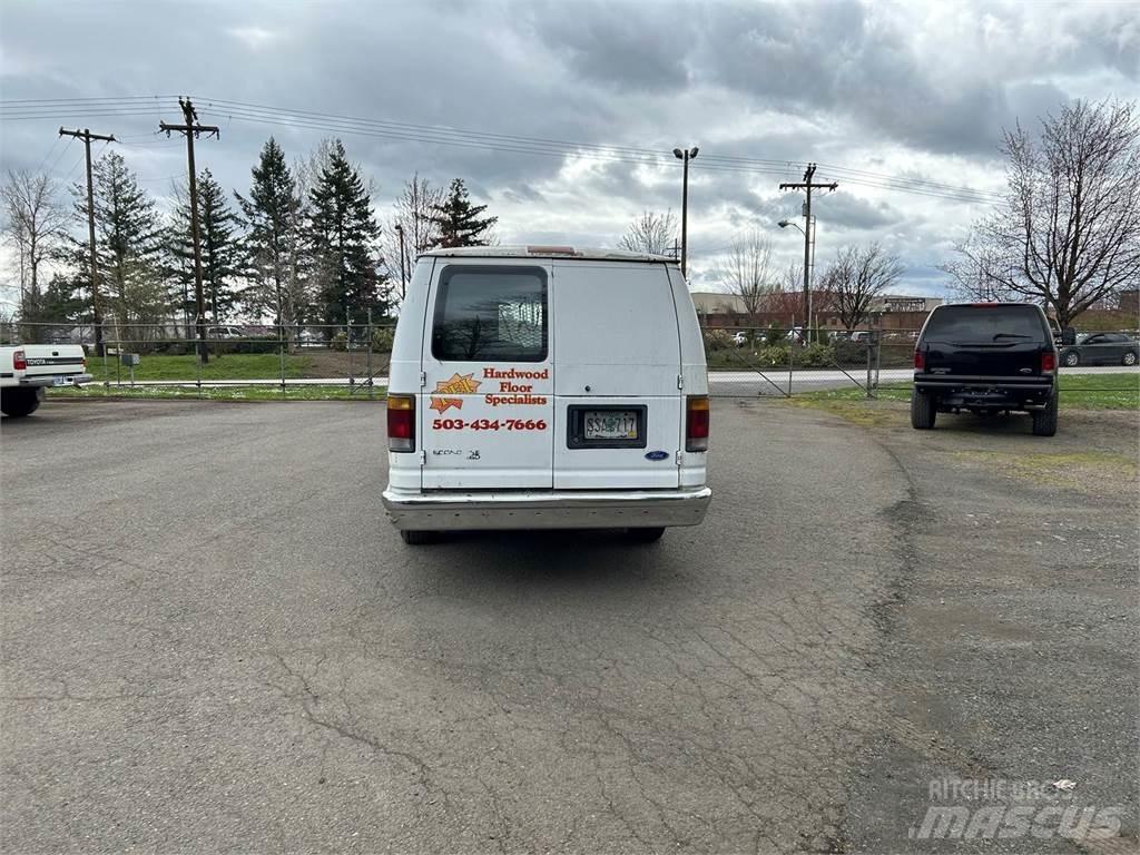 Ford E-250 迷你巴士