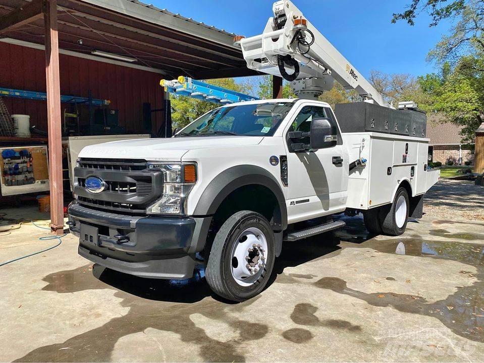 Ford F-450 卡車裝載高空作業車
