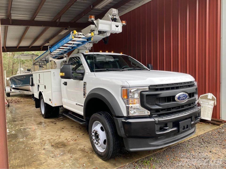 Ford F-450 卡車裝載高空作業車