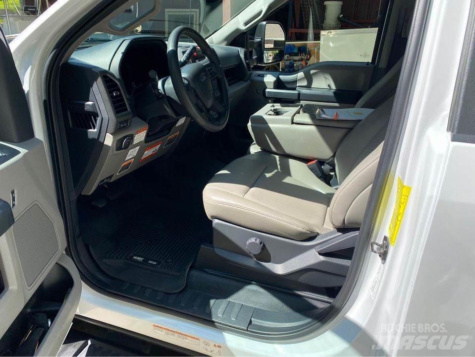 Ford F-450 卡車裝載高空作業車