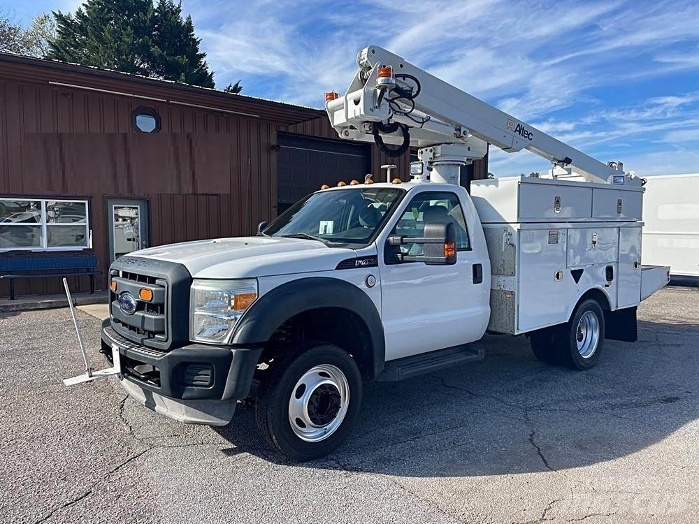 Ford F-450 卡車裝載高空作業車