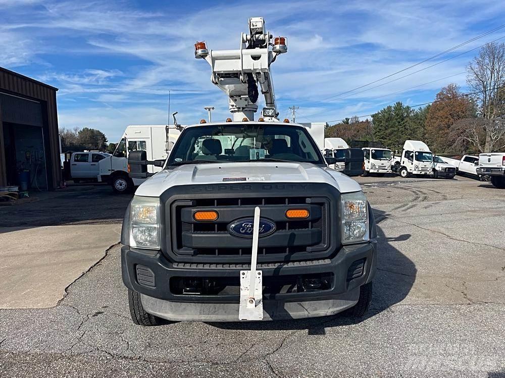Ford F-450 卡車裝載高空作業車