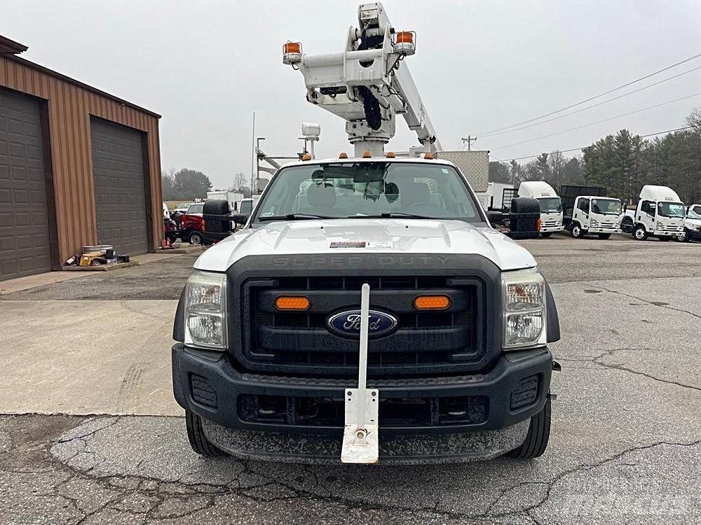 Ford F-450 卡車裝載高空作業車