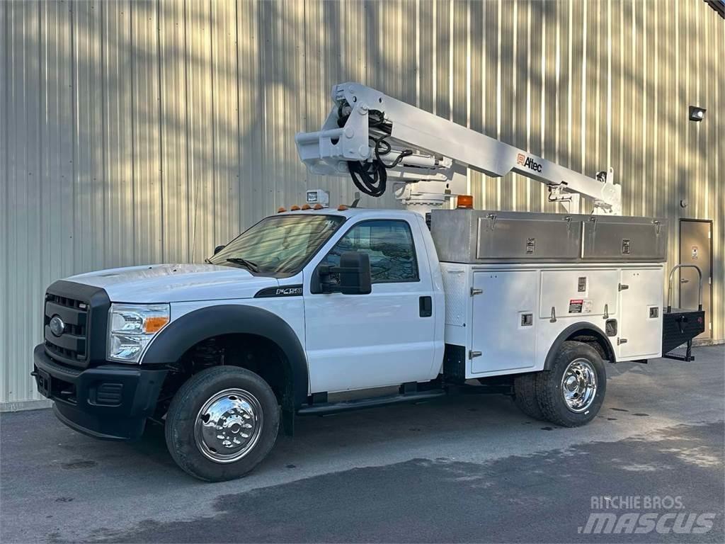 Ford F-450 卡車裝載高空作業車