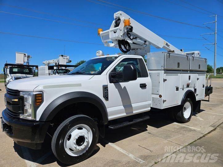 Ford F-450 卡車裝載高空作業車