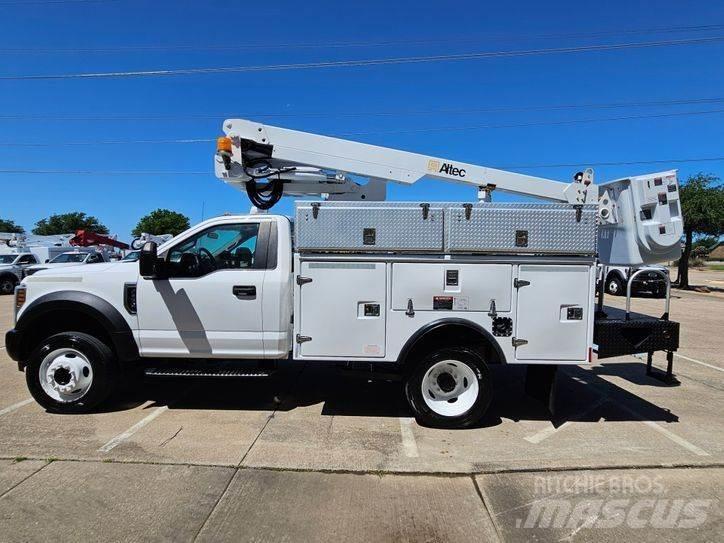 Ford F-450 卡車裝載高空作業車