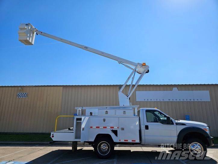 Ford F-450 卡車裝載高空作業車