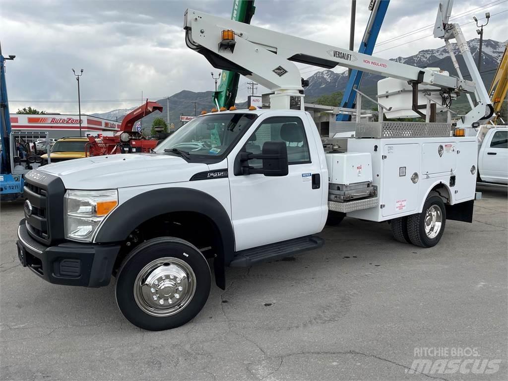 Ford F-450 卡車裝載高空作業車