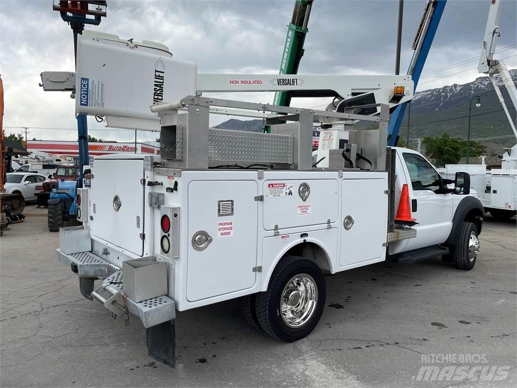 Ford F-450 卡車裝載高空作業車