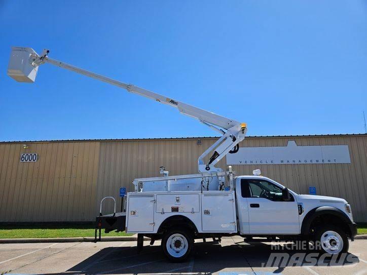 Ford F-450 卡車裝載高空作業車