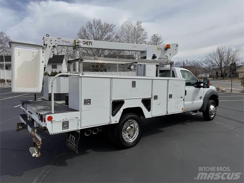 Ford F-450 卡車裝載高空作業車
