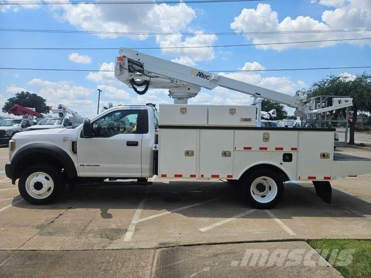 Ford F-450 卡車裝載高空作業車
