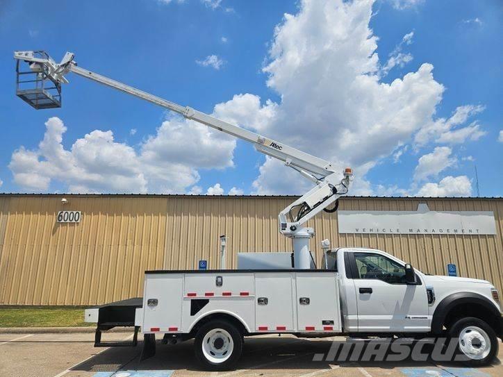 Ford F-450 卡車裝載高空作業車