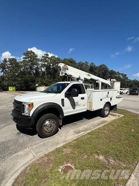 Ford F-450 卡車裝載高空作業車