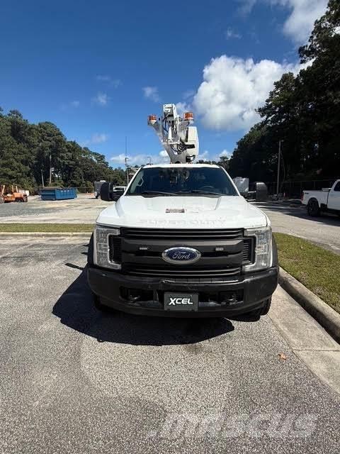 Ford F-450 卡車裝載高空作業車