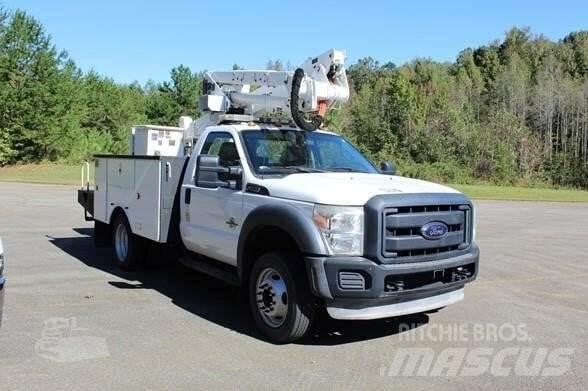 Ford F-550 卡車裝載高空作業車