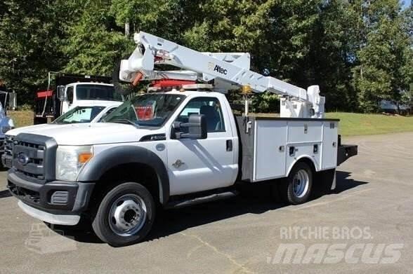 Ford F-550 卡車裝載高空作業車