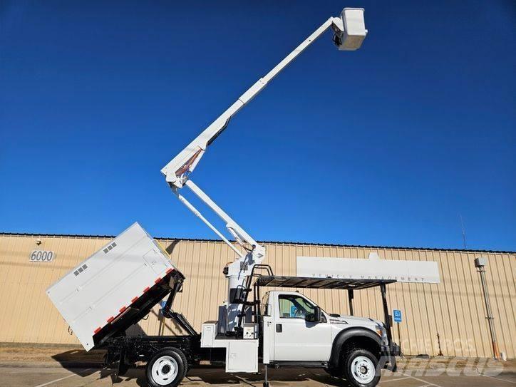 Ford F-550 卡車裝載高空作業車