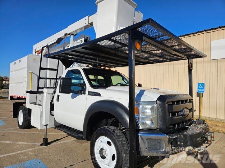 Ford F-550 卡車裝載高空作業車