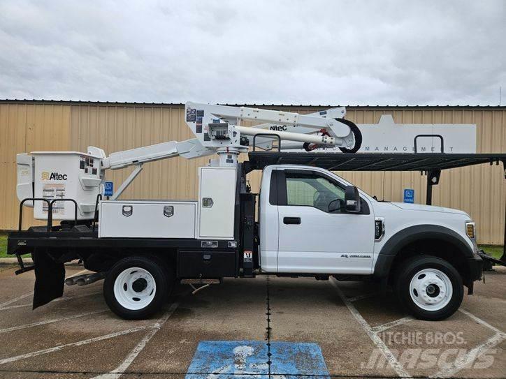 Ford F-550 卡車裝載高空作業車