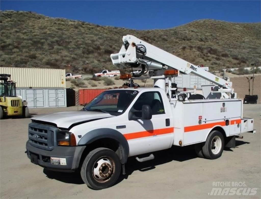 Ford F-550 卡車裝載高空作業車