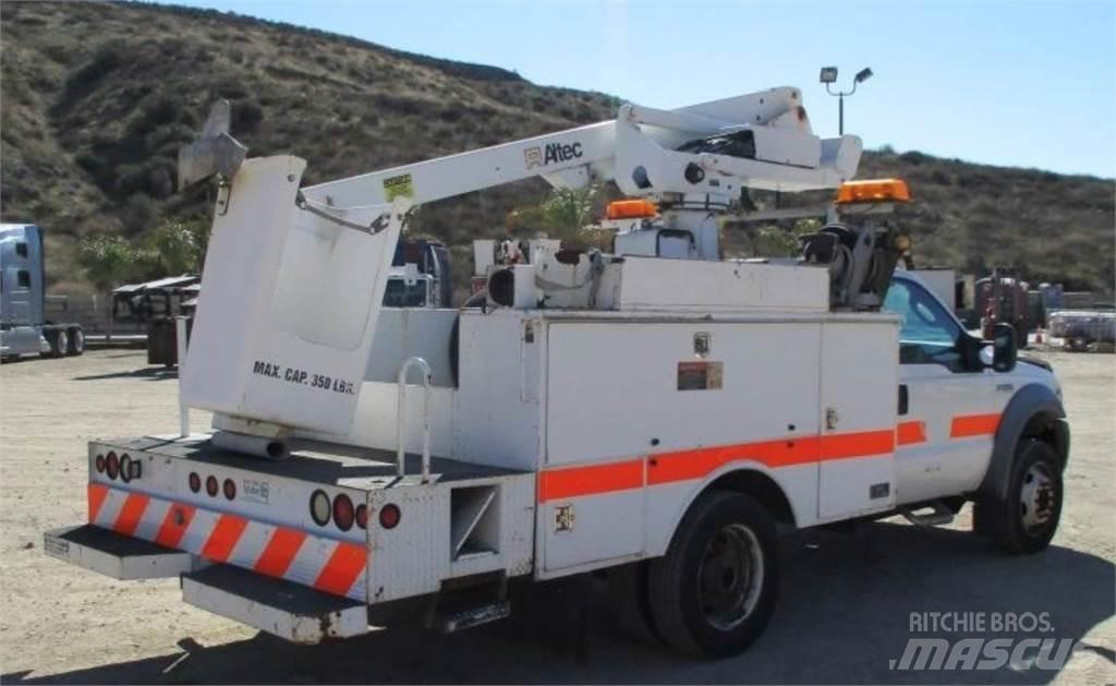 Ford F-550 卡車裝載高空作業車