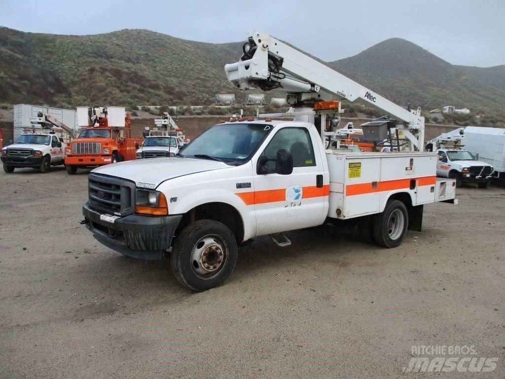 Ford F-550 卡車裝載高空作業車