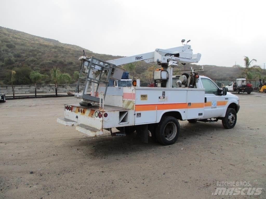 Ford F-550 卡車裝載高空作業車
