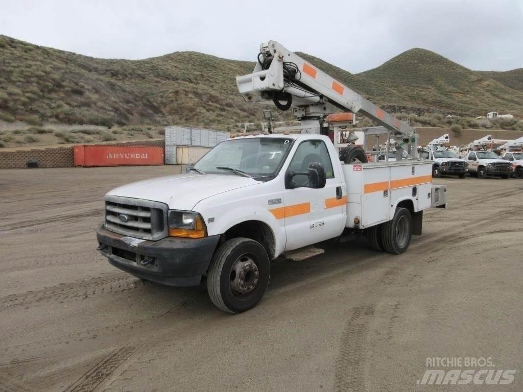 Ford F-550 卡車裝載高空作業車