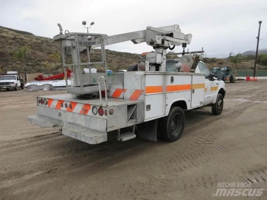 Ford F-550 卡車裝載高空作業車