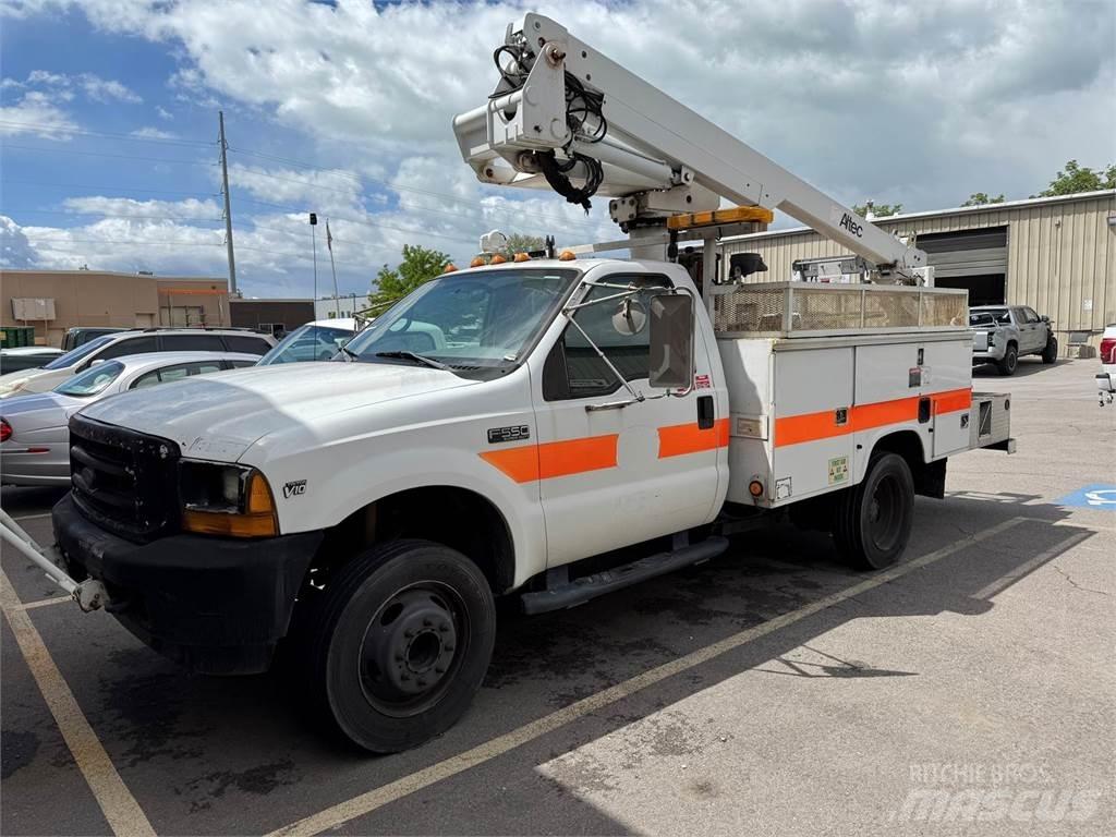 Ford F-550 卡車裝載高空作業車