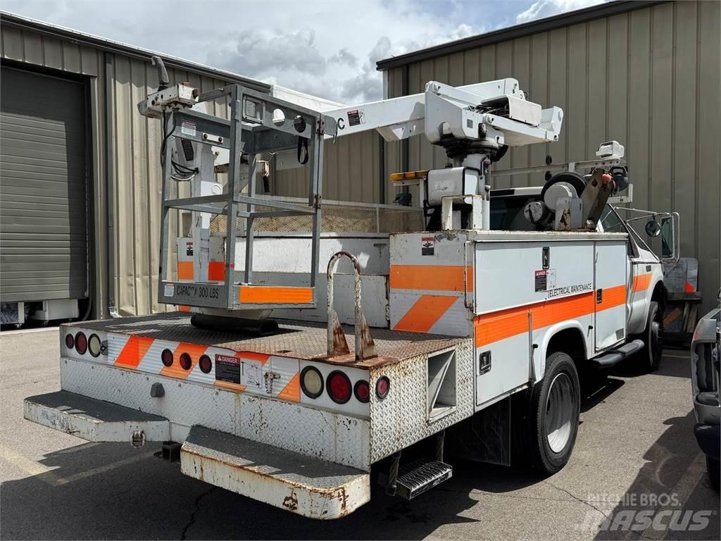 Ford F-550 卡車裝載高空作業車