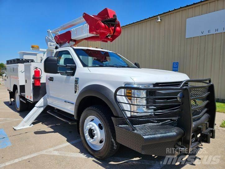 Ford F-550 卡車裝載高空作業車