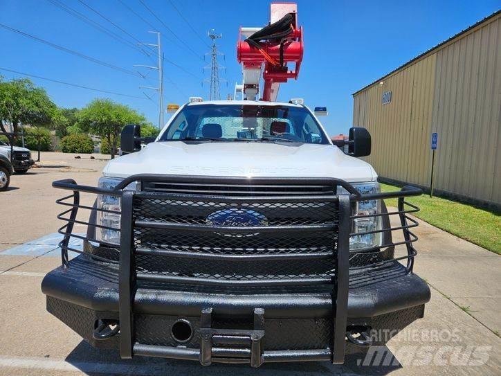 Ford F-550 卡車裝載高空作業車