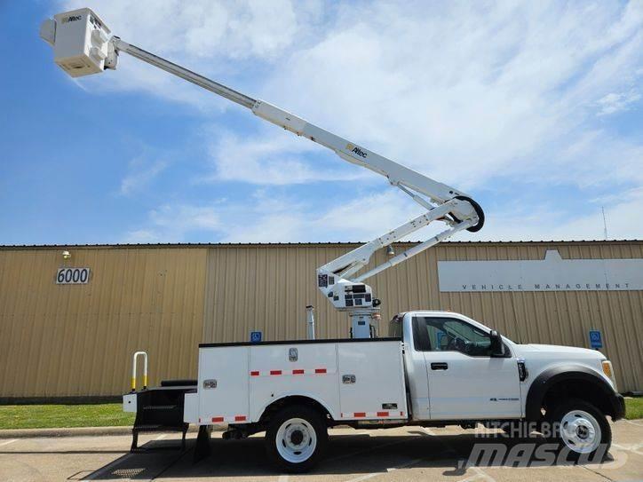 Ford F-550 卡車裝載高空作業車