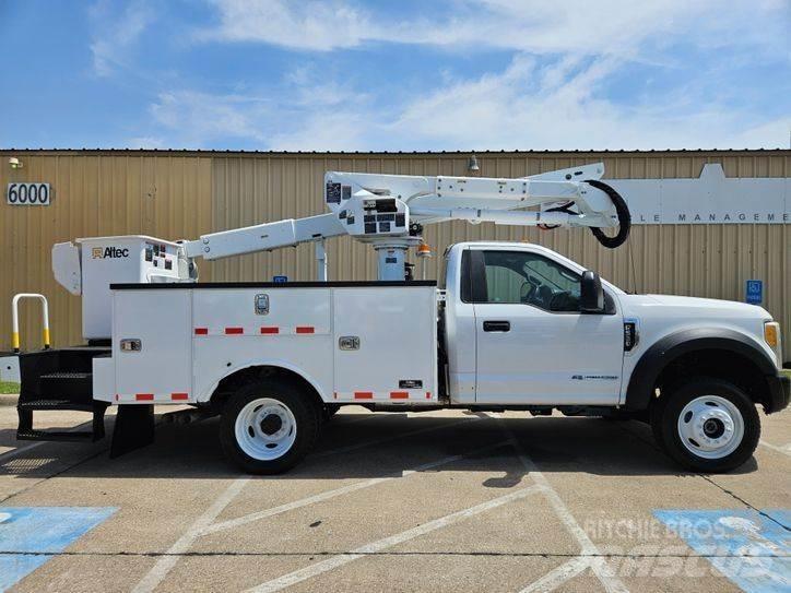 Ford F-550 卡車裝載高空作業車