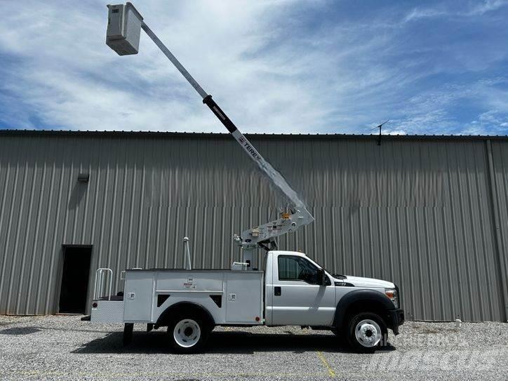 Ford F-550 卡車裝載高空作業車