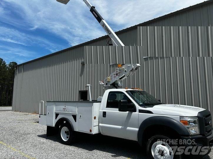 Ford F-550 卡車裝載高空作業車