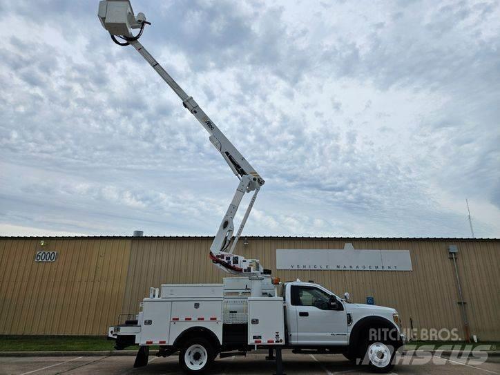 Ford F-550 卡車裝載高空作業車