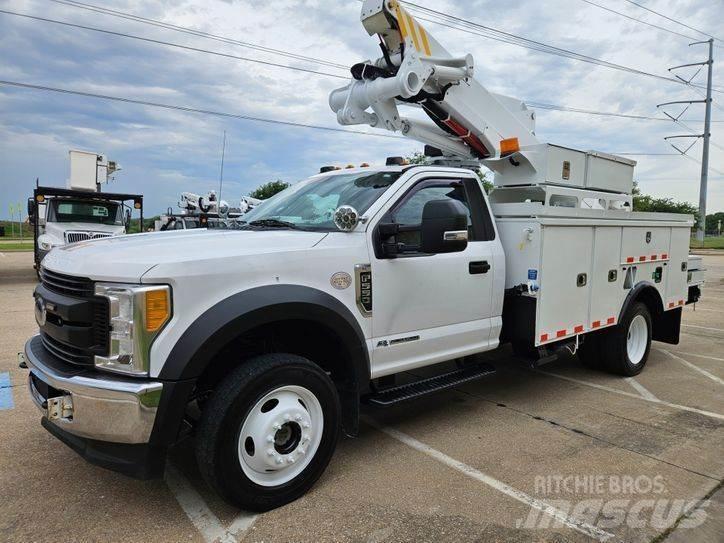 Ford F-550 卡車裝載高空作業車
