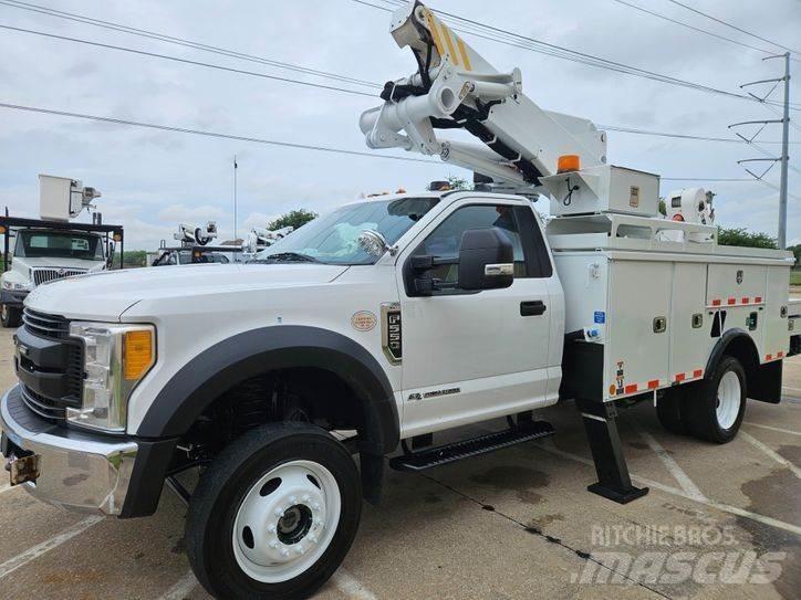 Ford F-550 卡車裝載高空作業車