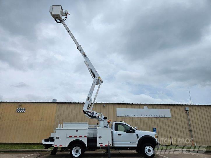Ford F-550 卡車裝載高空作業車