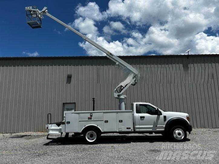 Ford F-550 卡車裝載高空作業車