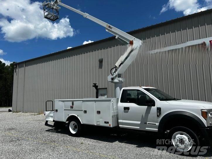 Ford F-550 卡車裝載高空作業車