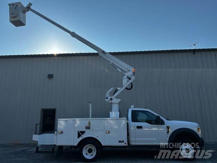 Ford F-550 卡車裝載高空作業車