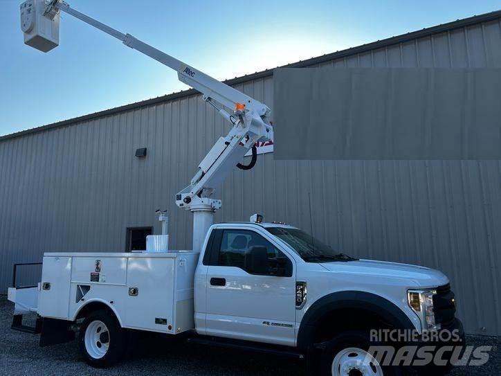 Ford F-550 卡車裝載高空作業車