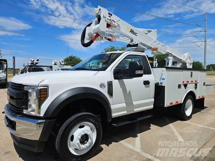 Ford F-550 卡車裝載高空作業車