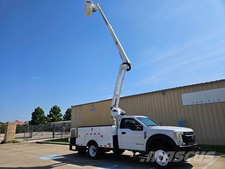Ford F-550 卡車裝載高空作業車