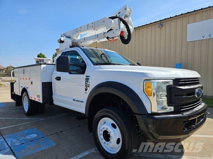 Ford F-550 卡車裝載高空作業車