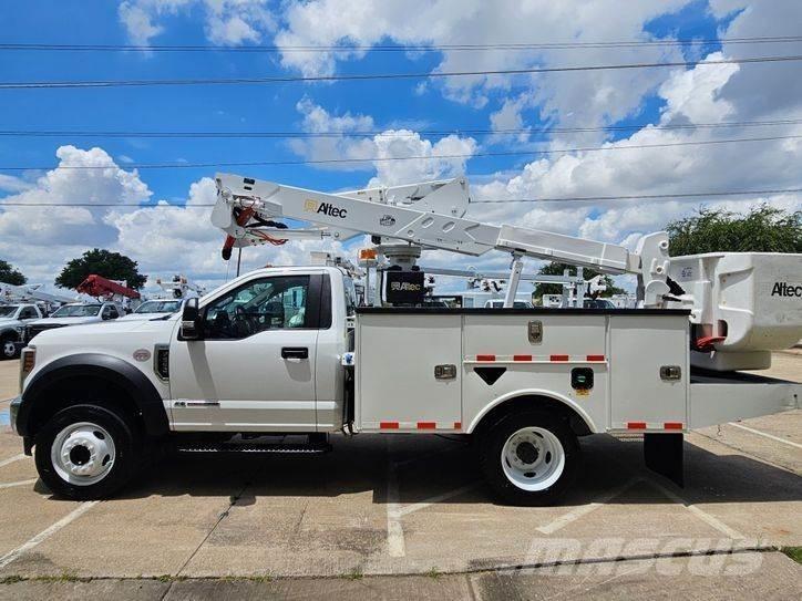 Ford F-550 卡車裝載高空作業車